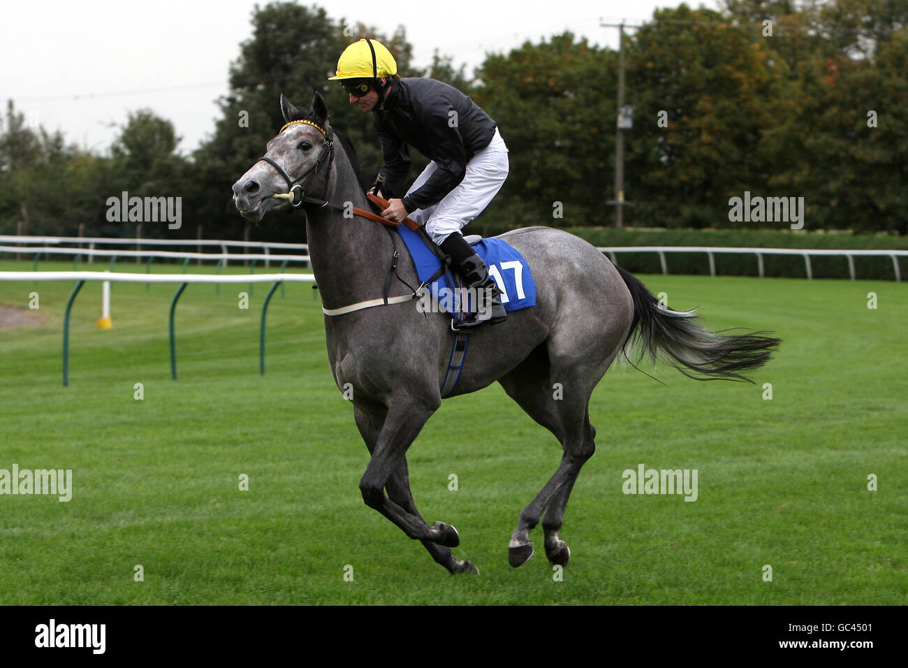 Jockey jimmy fortune at nottingham racecourse hires stock photography