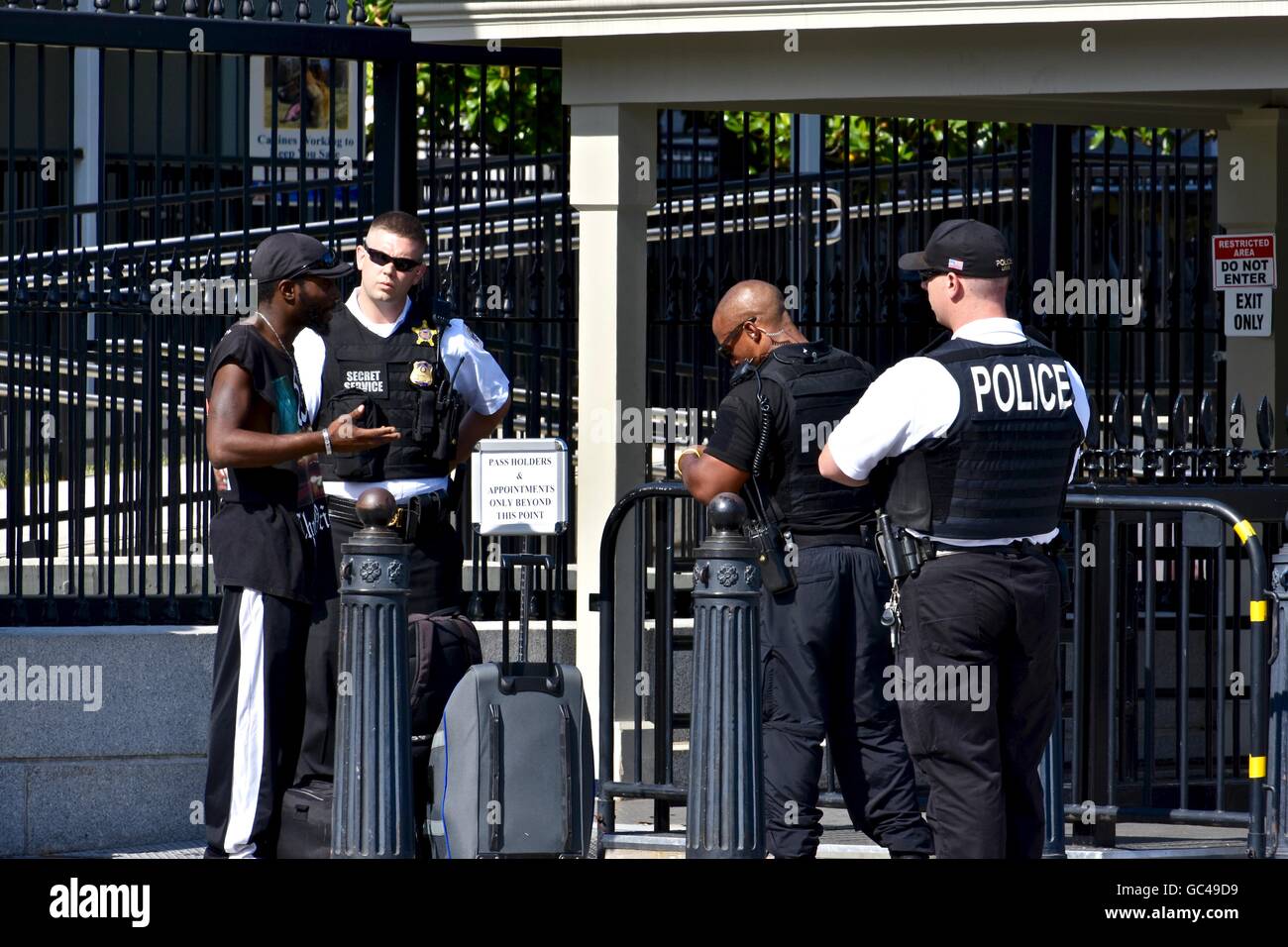 The Secret Service police questioning a man outside the White House in DC Stock Photo
