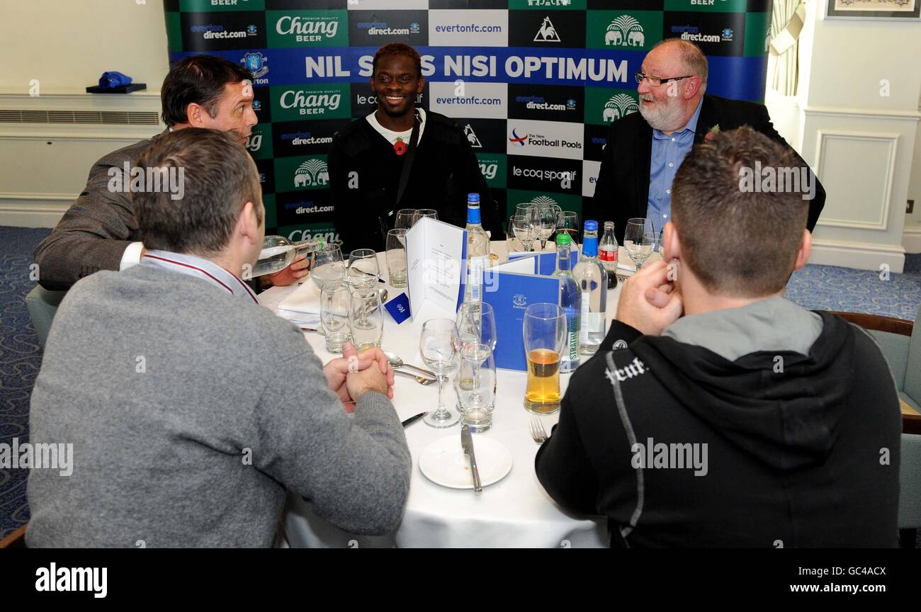 Everton's 'Player Of The Month' for September, Louis Saha sits down for lunch with his sponsor Nick Wynne (front left). Stock Photo