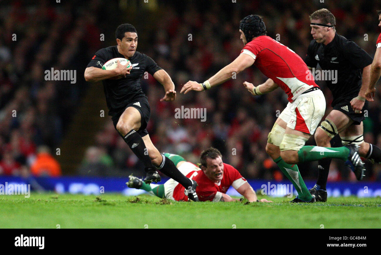New Zealand's Mils Muliaina (left) prepares to fend off Wales' Luke Charteris during the Invesco Perpetual Series match at the Millennium Stadium, Cardiff. Stock Photo