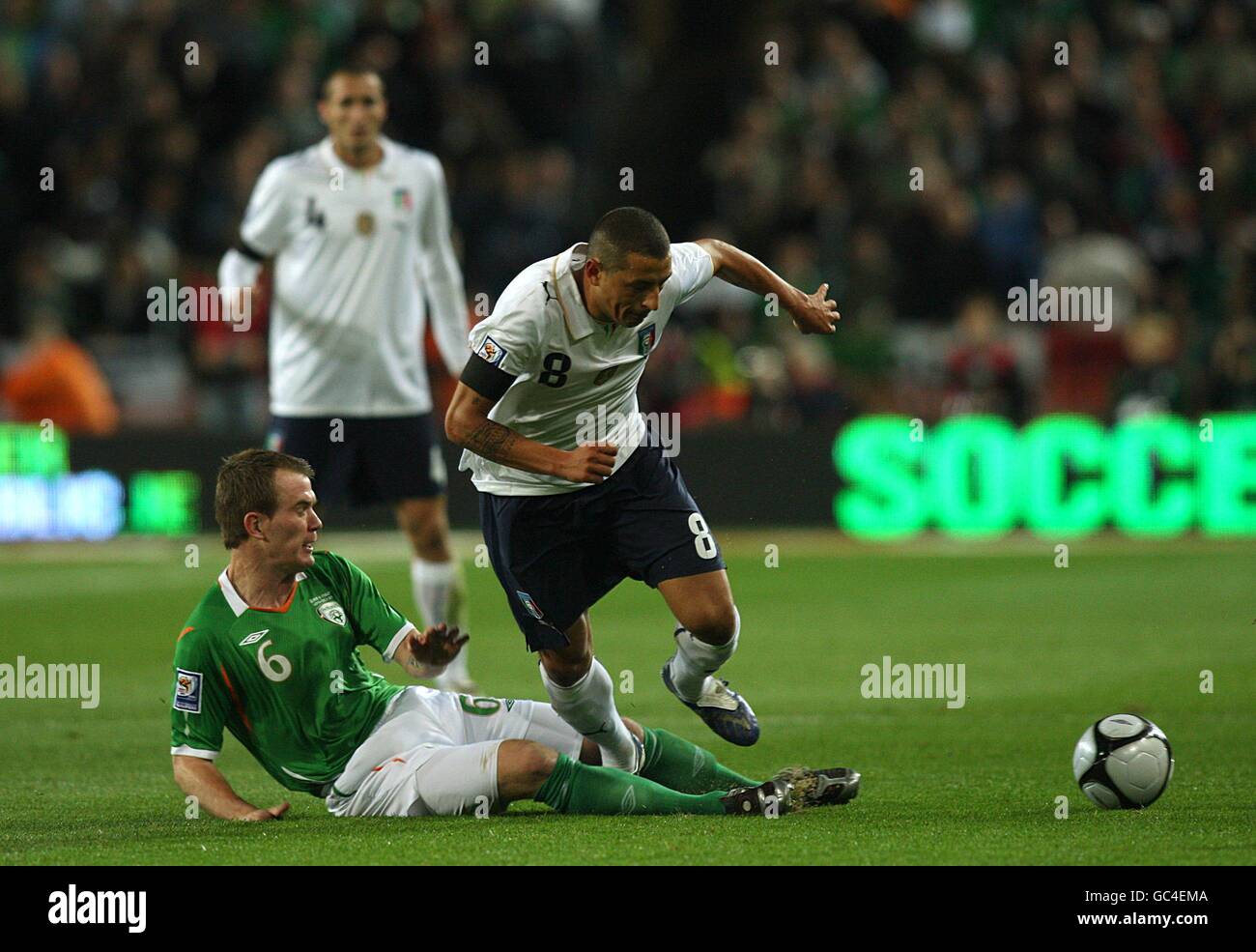 Soccer - FIFA World Cup 2010 - Qualifying Round - Group Eight - Republic of Ireland v Italy - Croke Park. Republic of Ireland's Glenn Whelan (left) and Italy's Angelo Palombo (right) battle for the ball Stock Photo