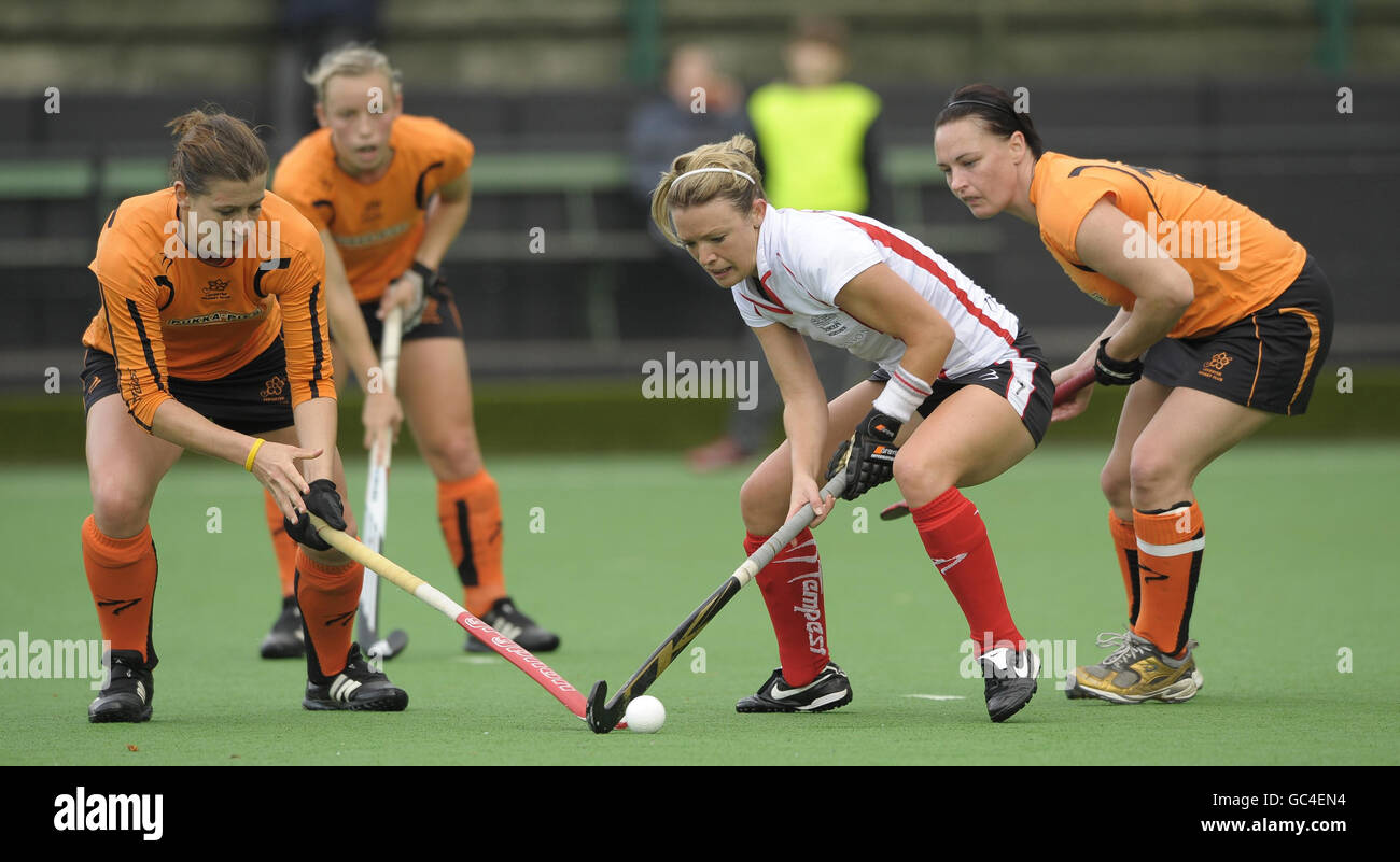 Bowdon's Nicky O'Donnell (centre) in action with Leicester's Gemma Darrington (left) during their EHL Premier League game at Bowdon HC, Manchester. Stock Photo