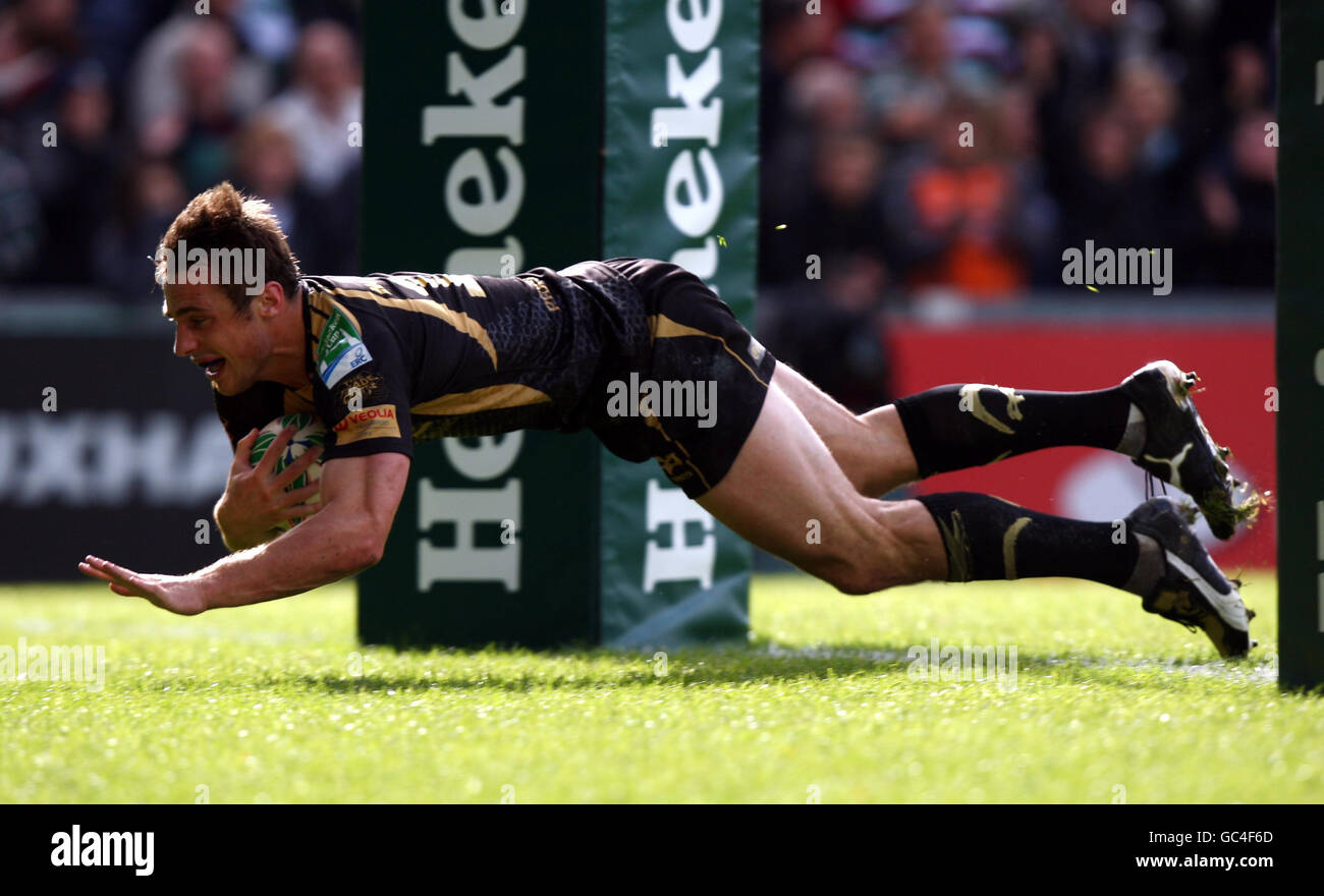 Tommy Bowe dives over to score Ospreys second try during the Heineken Cup match at Welford Road, Leicester. Stock Photo