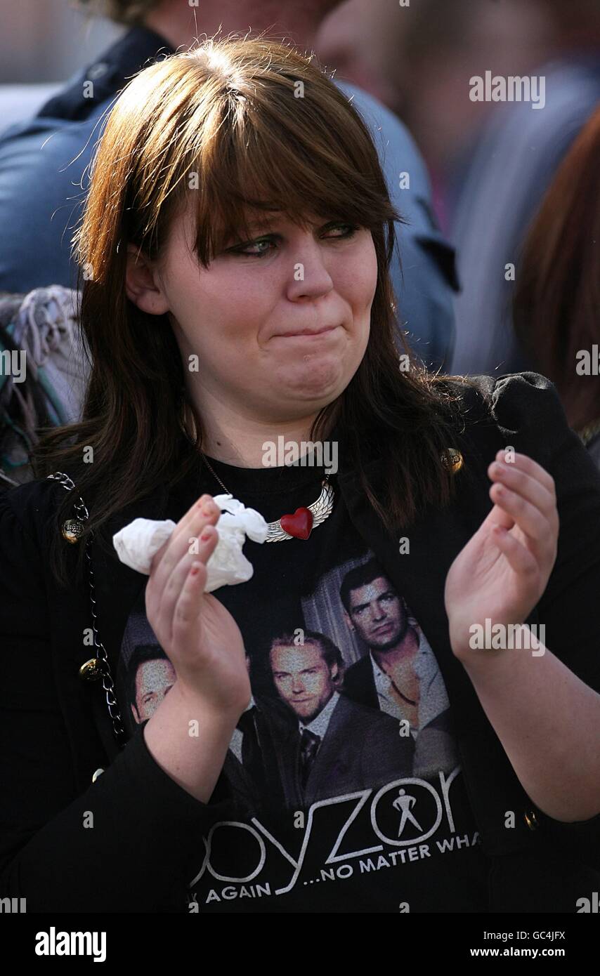 A young Boyzone fan at the funeral of Stephen Gately at St Laurence O'Toole Church, Sevilla Place, Dublin Stock Photo