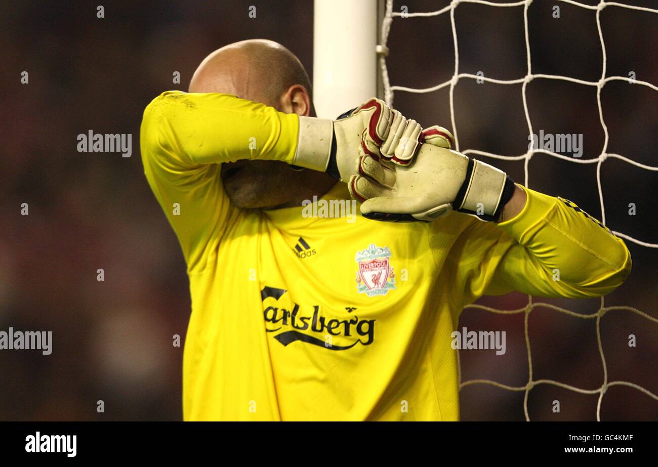 Soccer - UEFA Champions League - Group E - Liverpool v Olympique Lyonnais - Anfield. Liverpool goalkeeper Jose Reina stands dejected Stock Photo