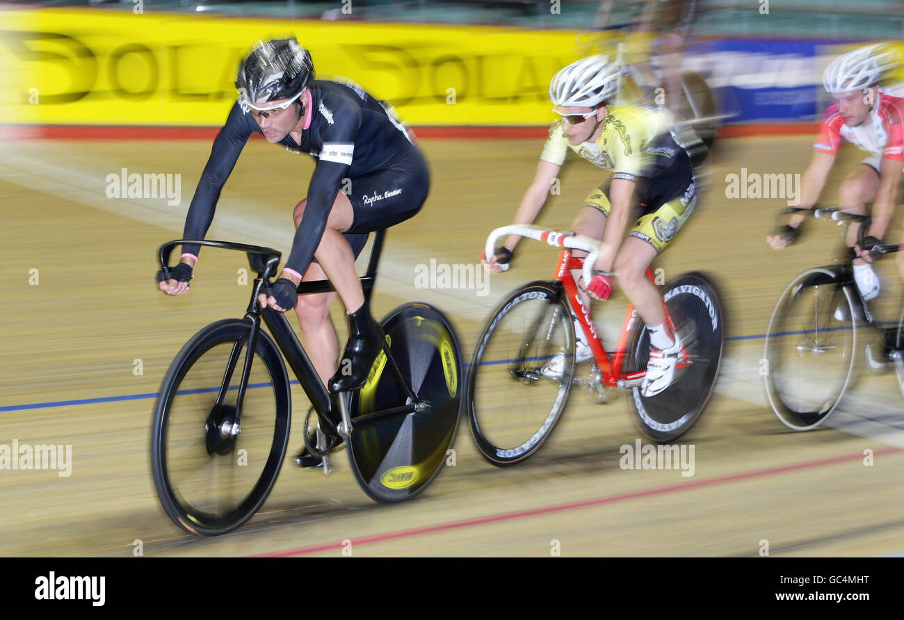 Chris Newton (left) wins gold in the 40K Points Race final during the
