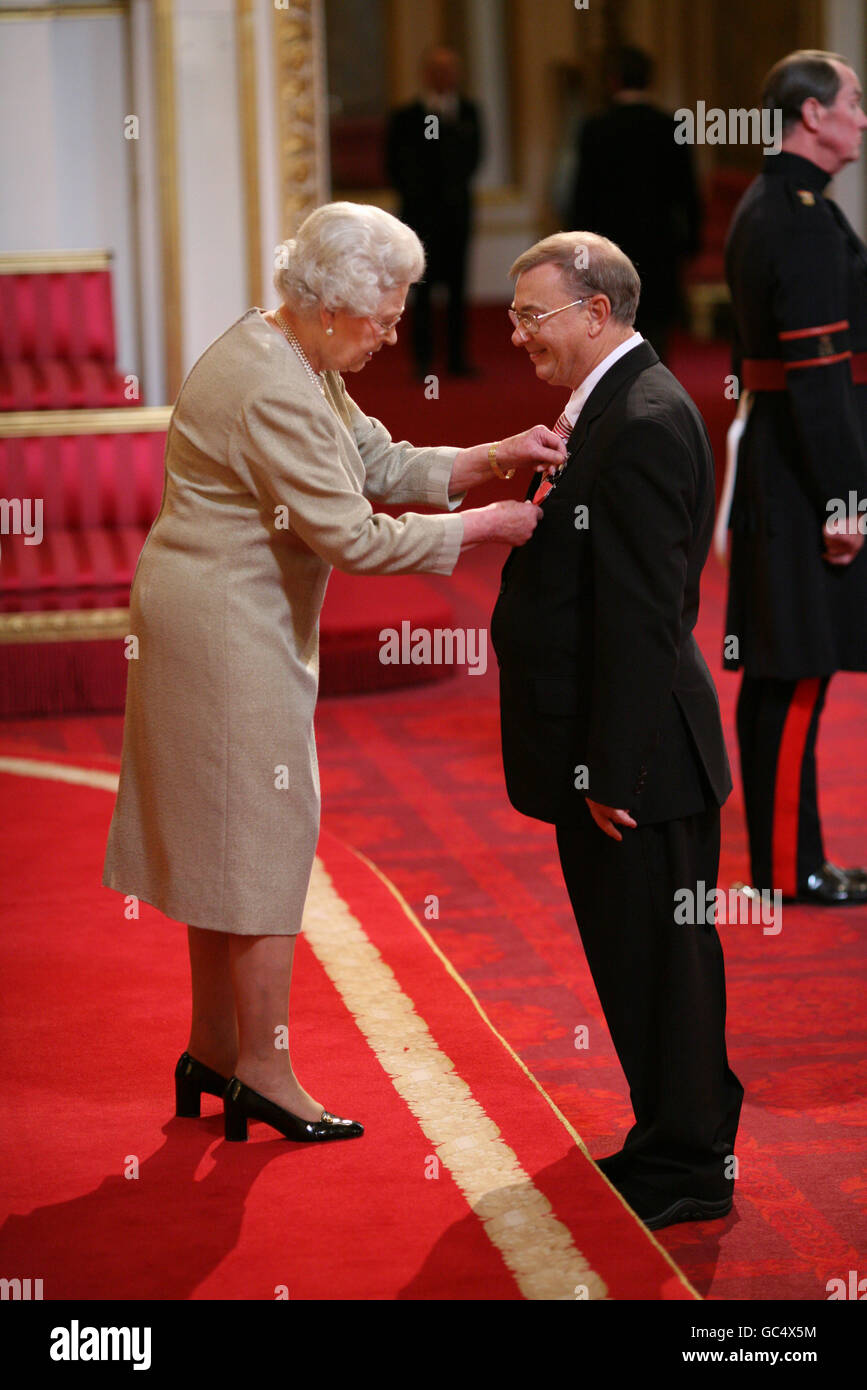 Mr. David Burgess from Swansea is made an MBE by The Queen at Buckingham Palace. Stock Photo