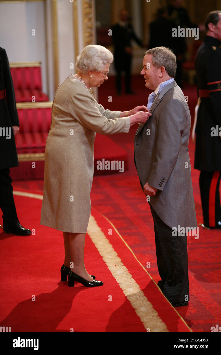 Mr. John Wood from Droylsden is made an MBE by The Queen at Buckingham Palace. Stock Photo