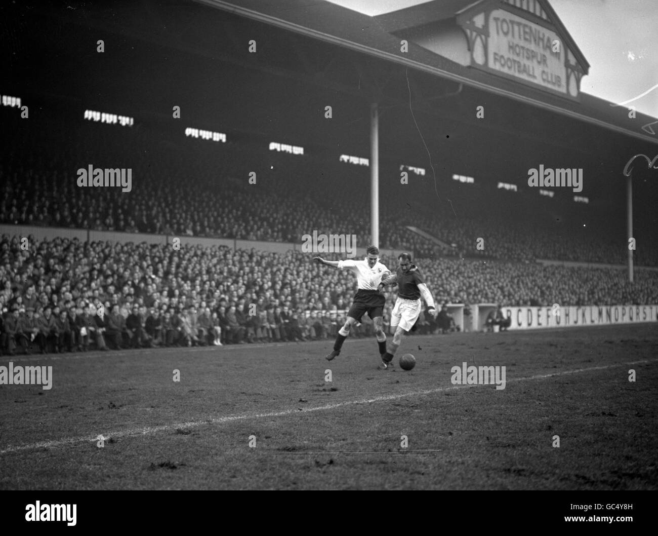 Soccer - Division One - Tottenham Hotspur v Aston Villa - White Hart Lane - 1951. William 'Sonny' Walters of Spurs tangles with Aston Villa's Harry Parkes (right) Stock Photo