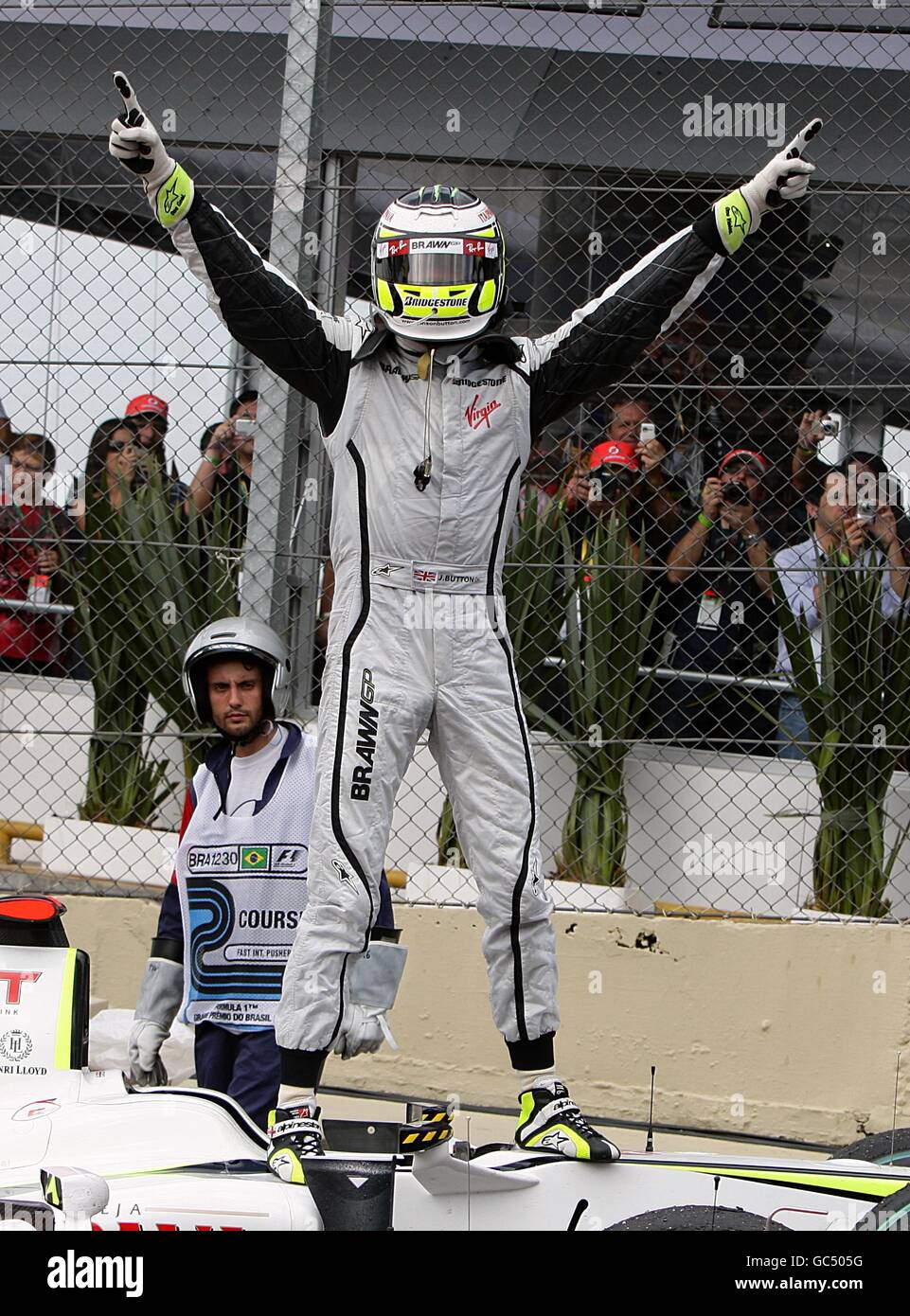 Underholde pint Manhattan Brawn GP's Jenson Button celebrates after winning the World Championship at  the Brazilian Grand Prix at Interlagos, Sao Paulo Stock Photo - Alamy