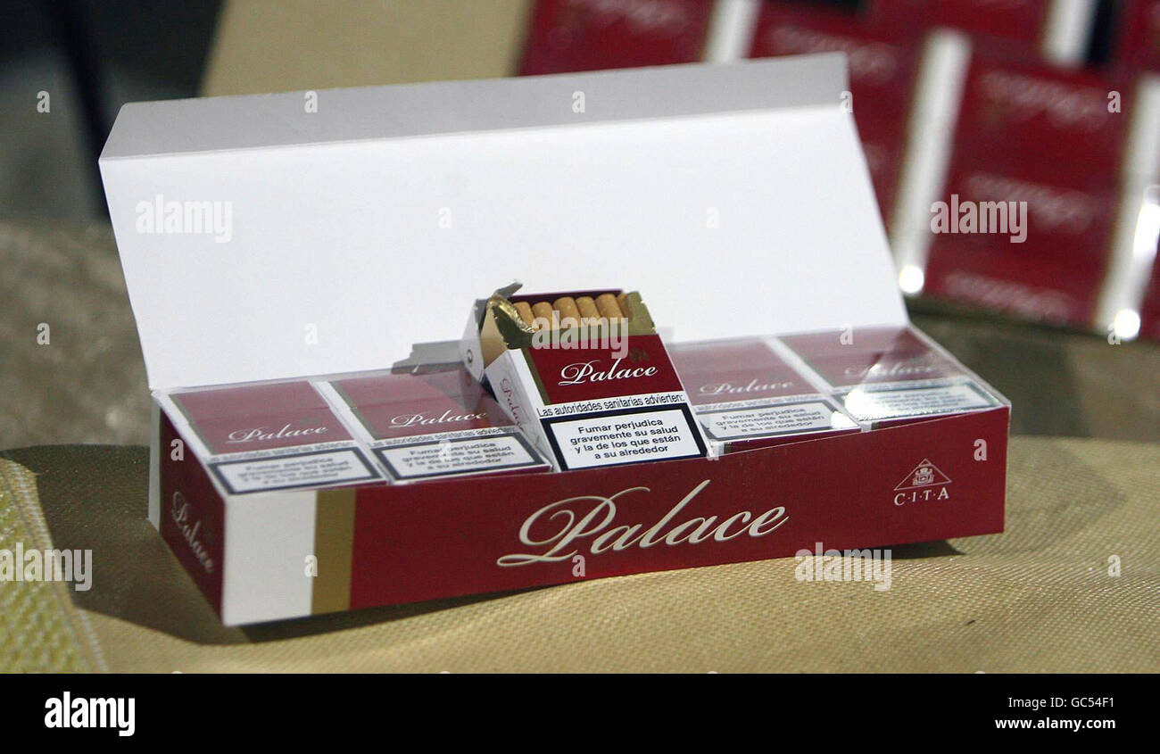 Box of cigarettes hi-res stock photography and images - Alamy