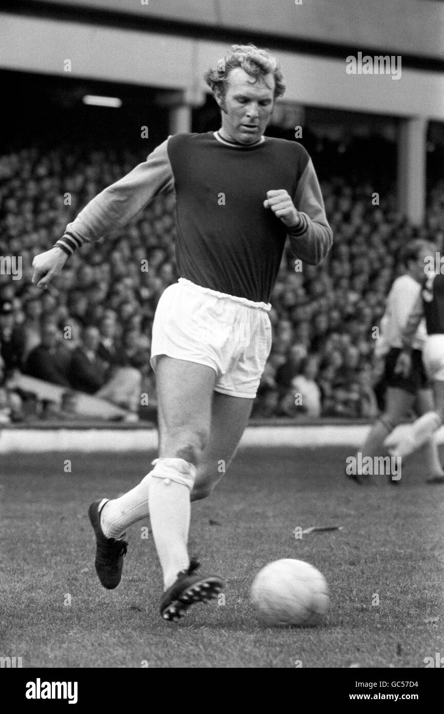 A NEW ACTION PIC. OF WEST HAM UTD. AND ENGLAND CAPTAIN, BOBBY MOORE. LONDON-BORN MOORE, WHO SIGNED AS A PROFESSIONAL FOR WEST HAM IN JUNE 1958, LED ENGLAND TO VICTORY IN THE 1966 WORLD CUP AND WAS AFTERWARDS HONOURED WITH AN OBE. Stock Photo