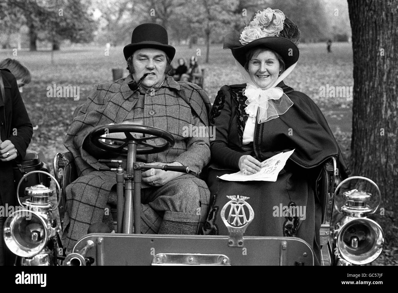LES DAWSON WITH FIRST WIFE MARGARET IN A 1903 DE DION BOUTON BEFORE SETTING OFF ON THE 1975 LONDON TO BRIGHTON RUN. Stock Photo