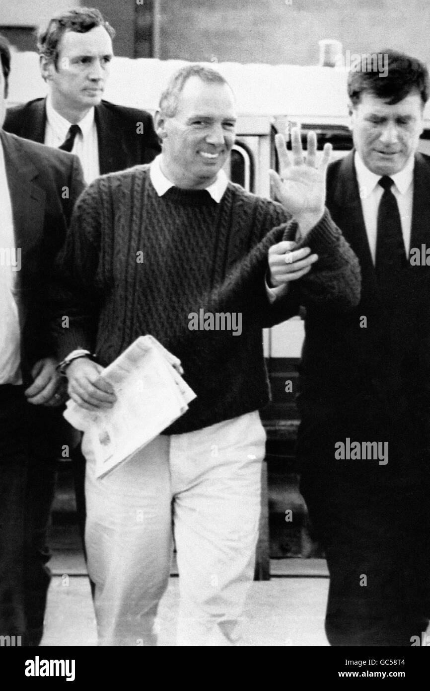GORDON PARRY ARRIVING AT HEATHROW AIRPORT FROM SPAIN WITH TWO SCOTLAND YARD DETECTIVES. 15/08/1992: PARRY WAS CONVICTED AT THE OLD BAILEY OF LAUNDERING PROCEEDS FROM THE 26 MILLION POUND BRINK'S MAT RAID, BRITAIN'S BIGGEST BULLION ROBBERY. Stock Photo