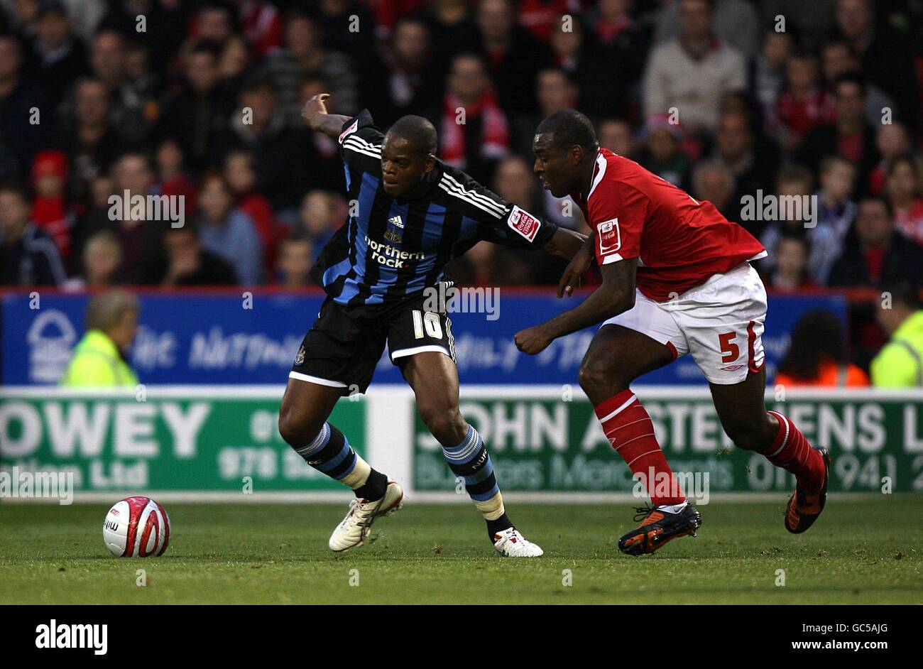 Soccer - Coca-Cola Football League Championship - Nottingham Forest v Newcastle United - City Ground. Newcastle United's Marlon Harewood (left) and Nottingham Forest's Wes Morgan (right) battle for the ball Stock Photo