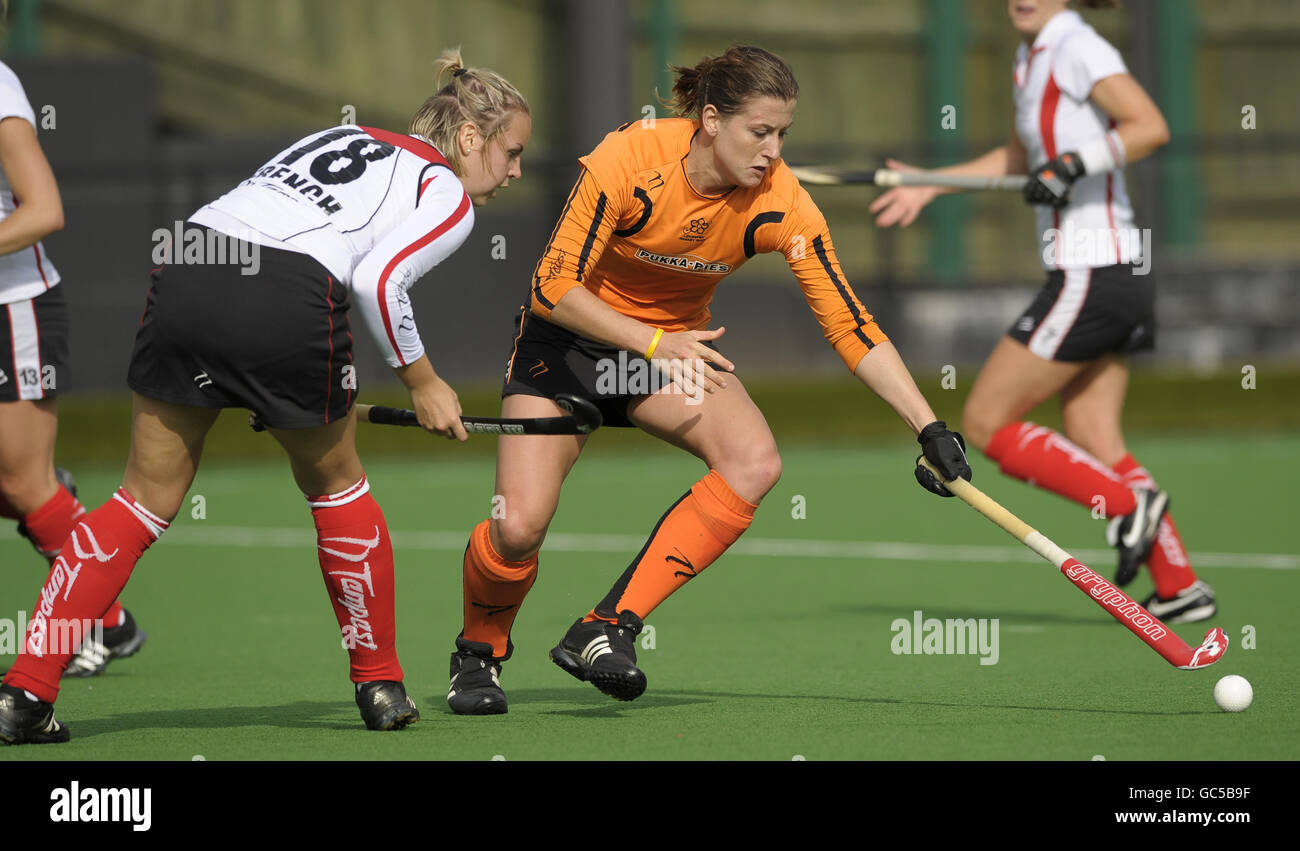 Bowdon's Lyndsay French (left) battles with Leicester's Gemma Darrington (right) during their EHL Premier League game at Bowdon HC, Manchester Stock Photo