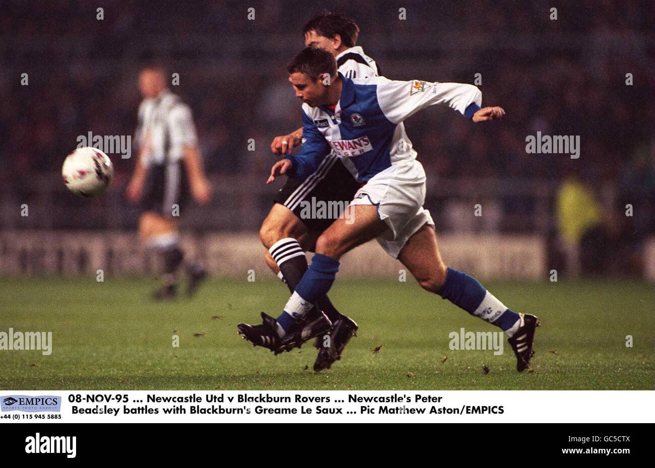 Soccer - FA Premier League - Newcastle United v Blackburn Rovers. Newcastle United's Peter Beadsley battles with Blackburn Rovers' Greame Le Saux Stock Photo