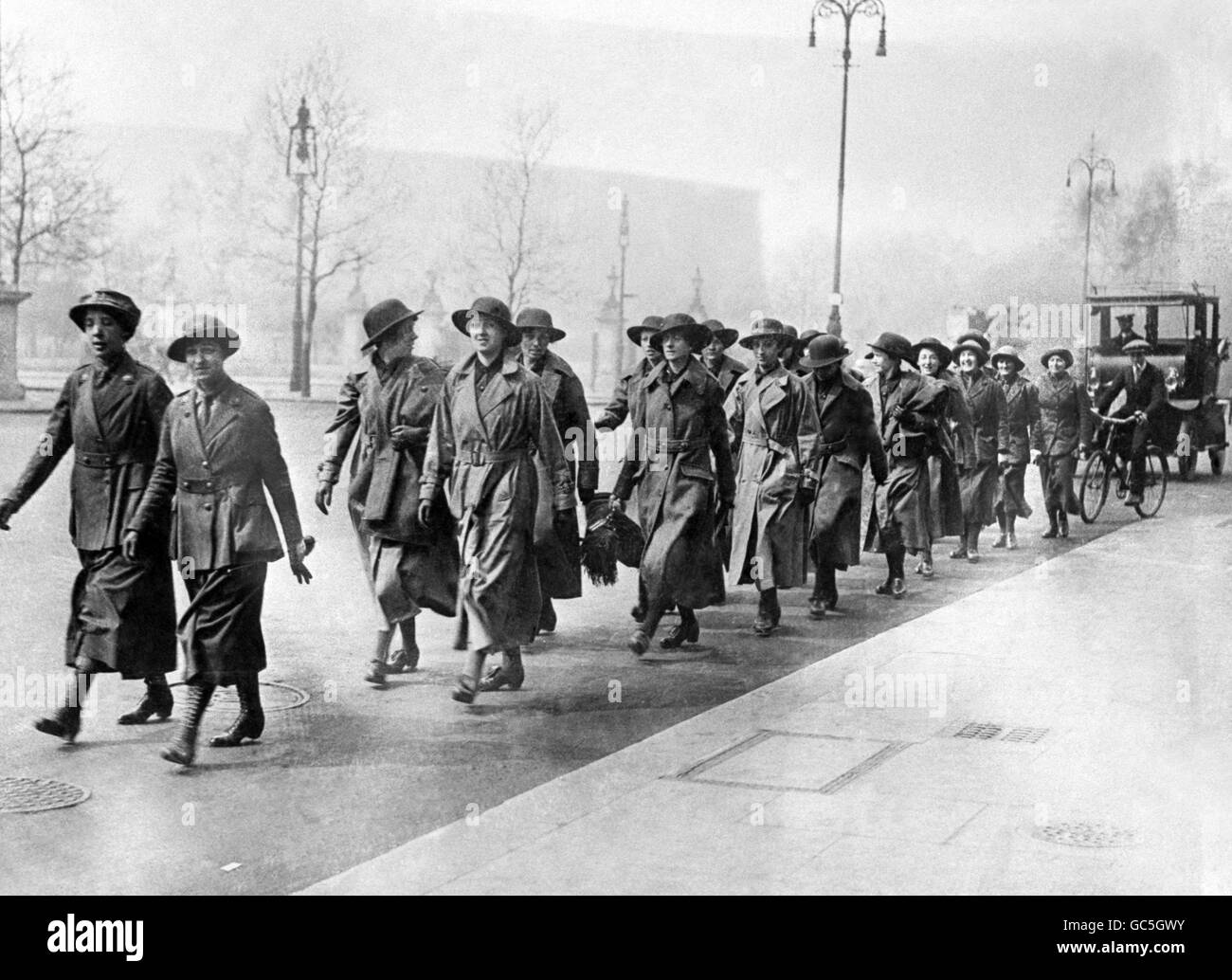 MEMBERS OF THE W.A.A.C. MARCHING ALONG A STREET DURING THE 1914-1918 WAR. Stock Photo