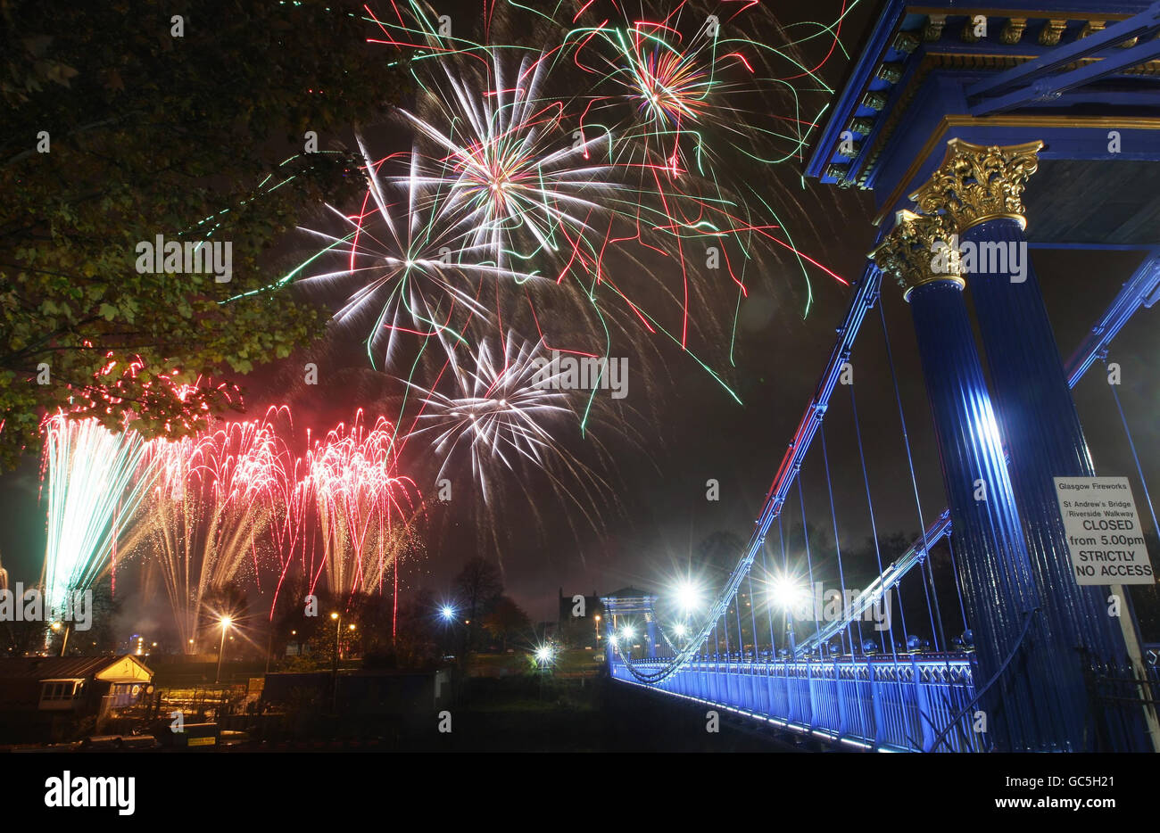 Fireworks over the clyde river in glasgow hires stock photography and