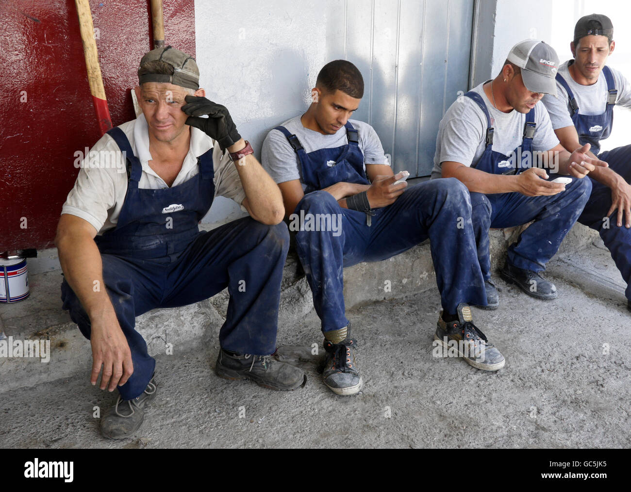 Auto workers on break, NostalgiCars garage, Havana, Cuba Stock Photo