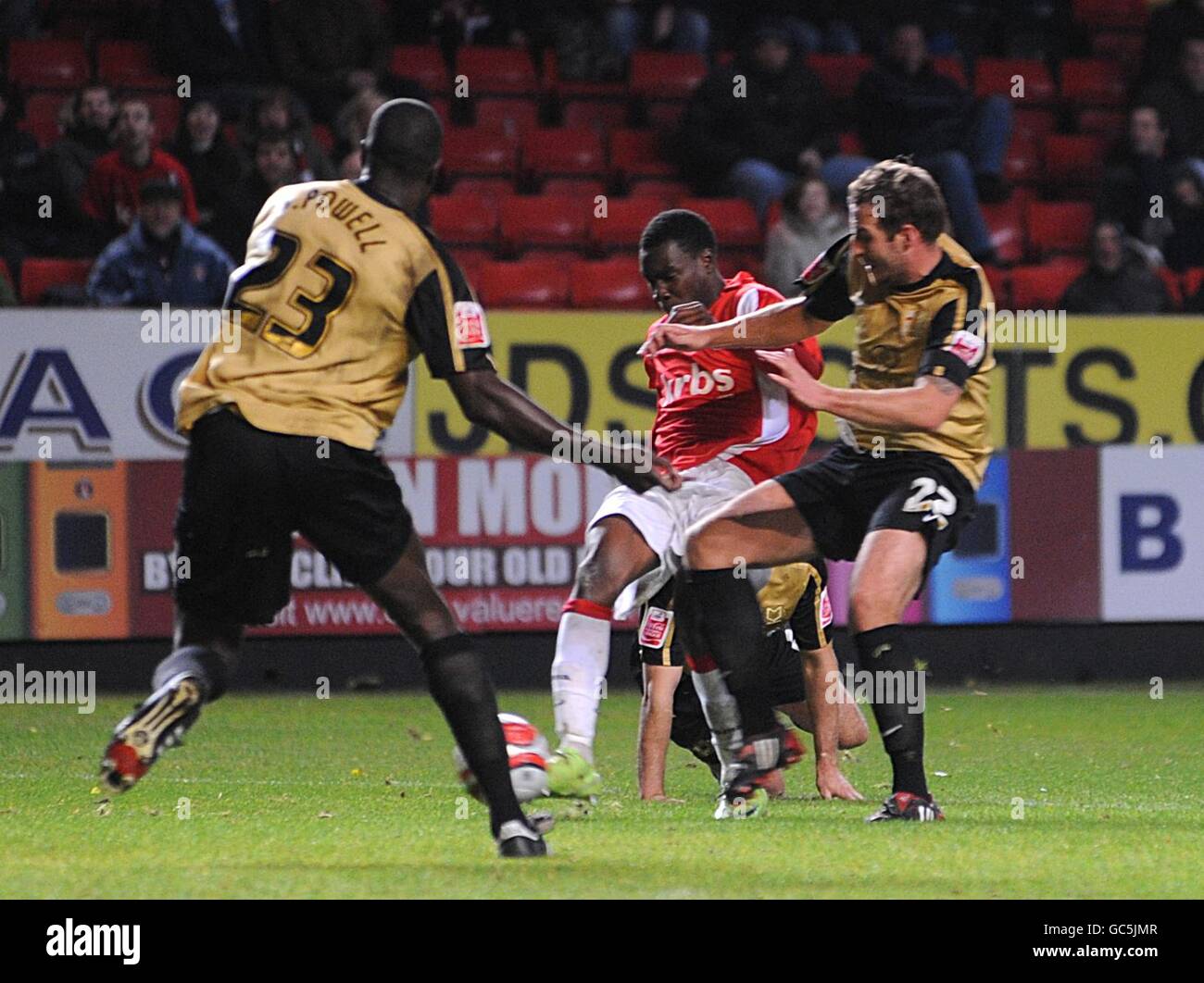 Charlton Athletic's Lloyd Sam (centre) breaks through the Milton Keynes