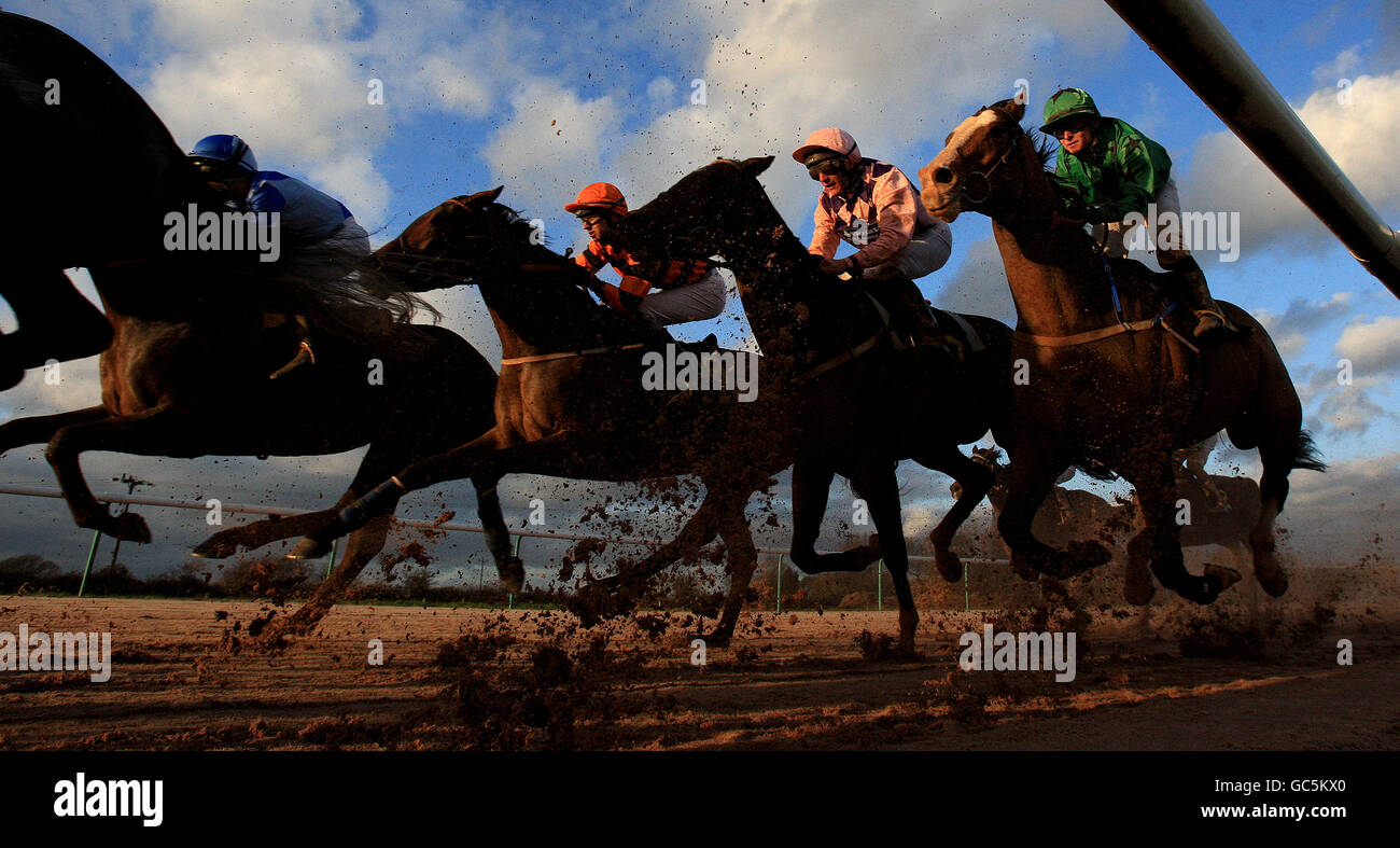 Horses go around the final bend in the Play Golf at Southwell golf Club handicap Stakes Stock Photo