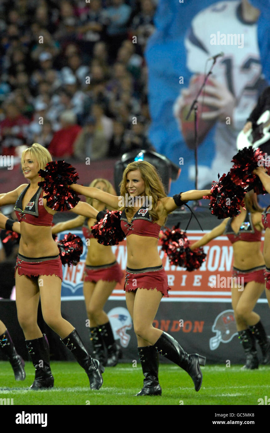 Tampa Bay Buccaneers' cheerleaders entertain the crowd Stock Photo Alamy