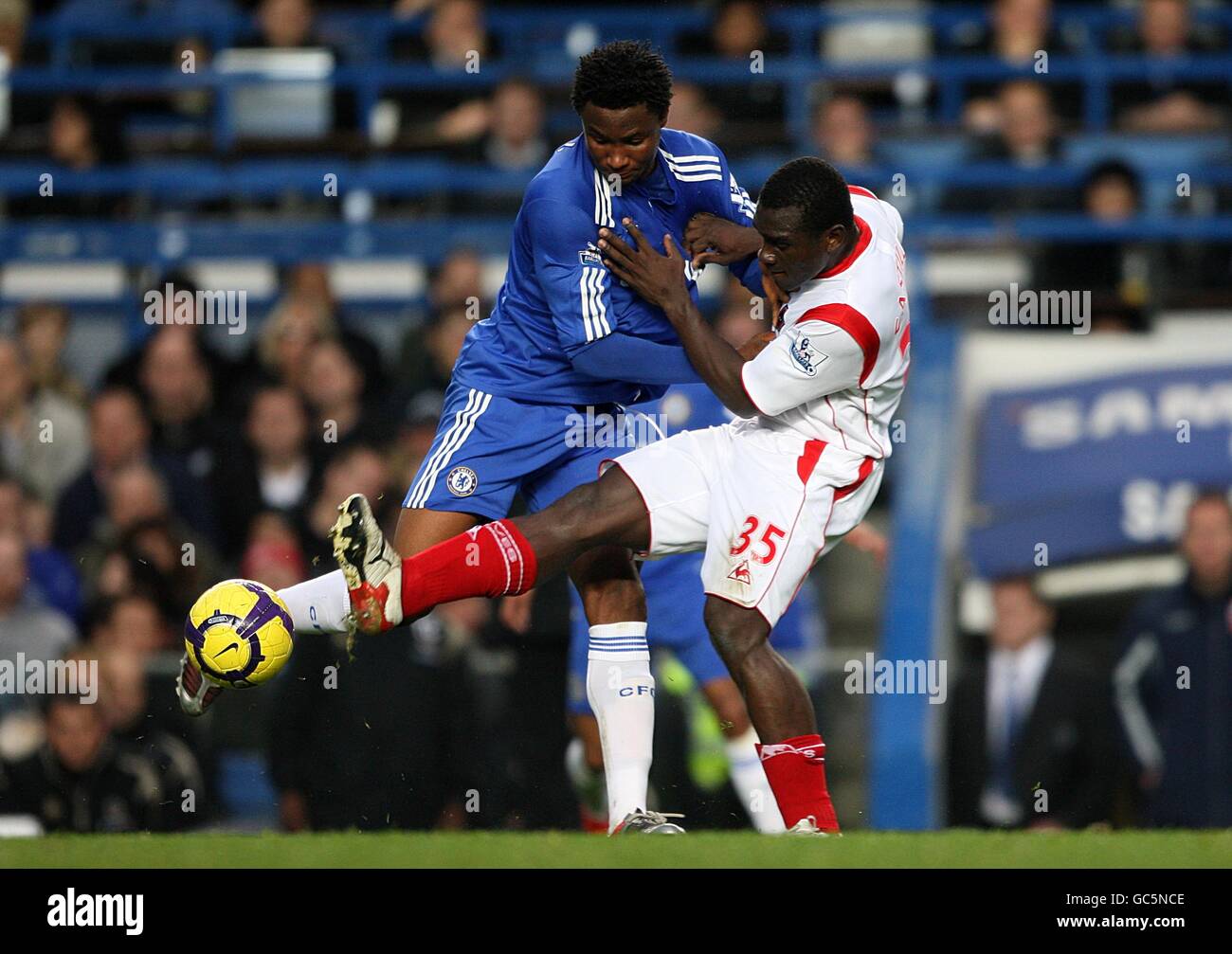 Soccer - Barclays Premier League - Chelsea v Wolverhampton Wanderers - Stamford Bridge. Chelsea's John Mikel Obi (left) and Wolverhampton Wanderers' Segundo Castillo battle for the ball Stock Photo