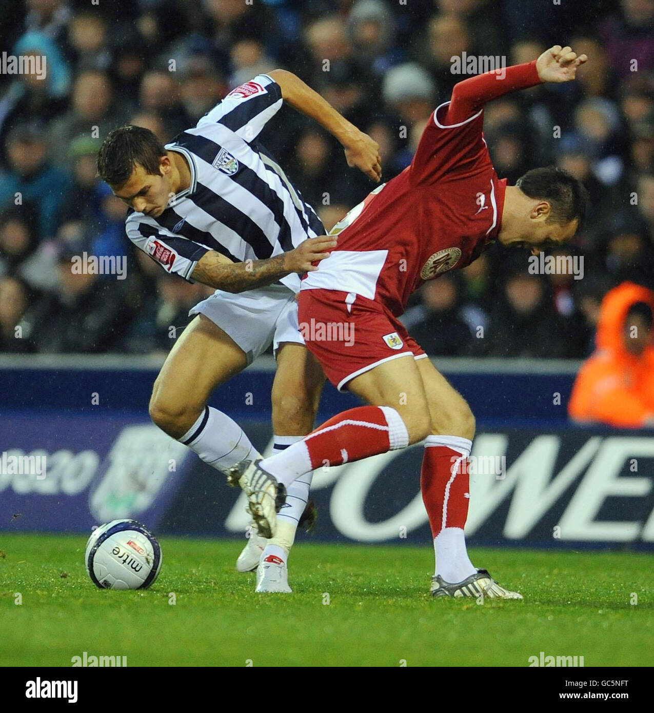 West Bromwich Albion's Joe Mattock (right) battles for the ball with Bristol City's Gavin Williams during the Coca-Cola Football League Championship match at the Hawthorns, West Bromwich. Stock Photo