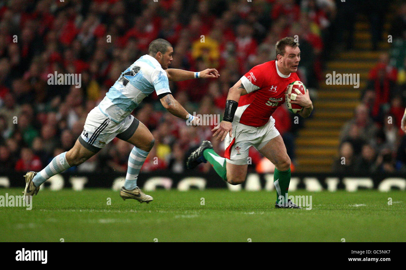 Rugby Union - Invesco Perpetual Series - Wales v Argentina - Millennium Stadium. Wales' Matthew Rees is chased by Argentina's Martin Rodriguez during the Invesco Perpetual Series match at the Millennium Stadium, Cardiff. Stock Photo
