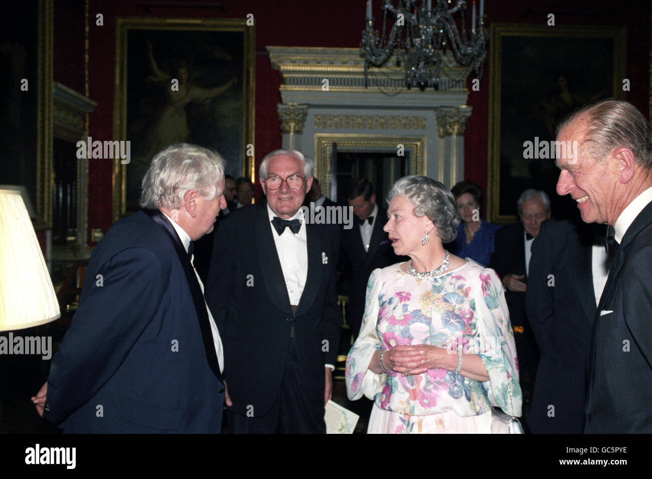 THE QUEEN AND DUKE OF EDINBURGH TALK WITH PETER USTINOV AND LORD CALLAGHAN AFTER THE PRIME MINISTERIAL BANQUET HELF AT SPENCER HOUSE TO MARK THE 40TH ANNIVERSARY OF HER ACCESSION. Stock Photo
