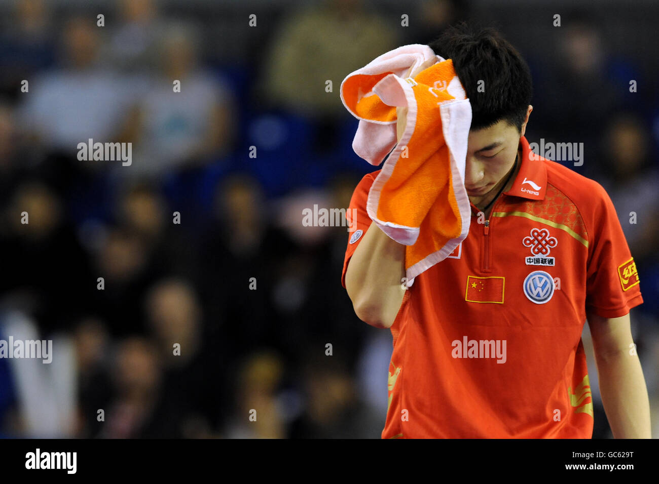 Table Tennis - English National Championships - English Institute of Sport - Sheffield. China's Ma Long uses a towel to wipe his sweat away Stock Photo