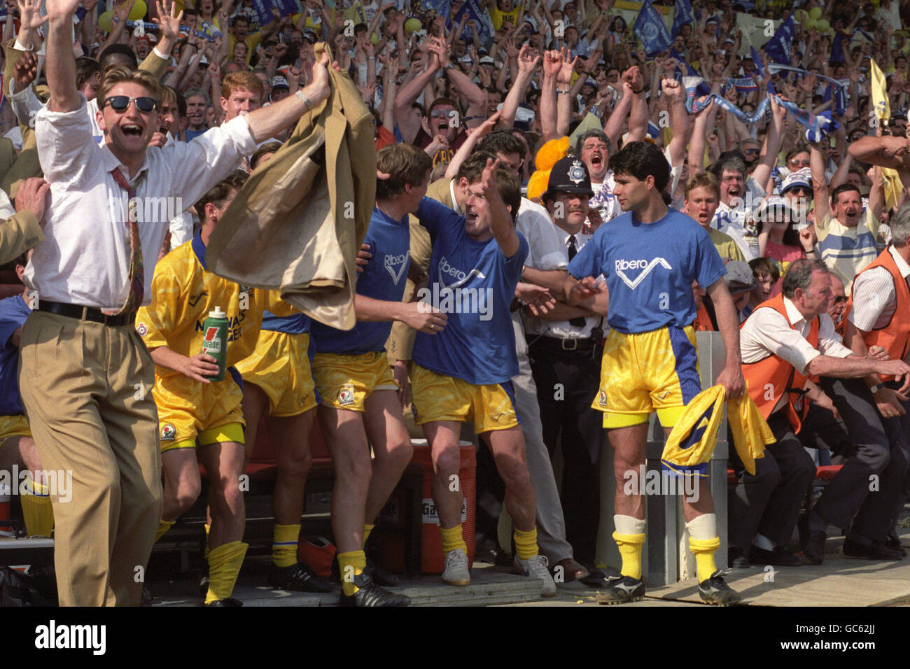 KENNY DALGLISH, BLACKBURN ROVERS MANAGER, CELEBRATES HIS TEAM WINNING THE 2ND DIVISION PLAY-OFF FINAL AT WEMBLEY. THEY BEAT LEICESTER CITY 1-0 TO WIN PROMOTION TO THE PREMIER LEAGUE. Stock Photo