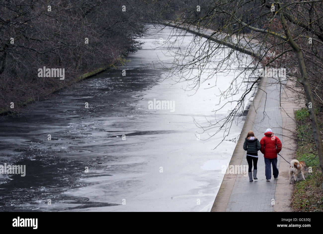 Regents canal in london frozen over cold weather conditions continue hires stock photography