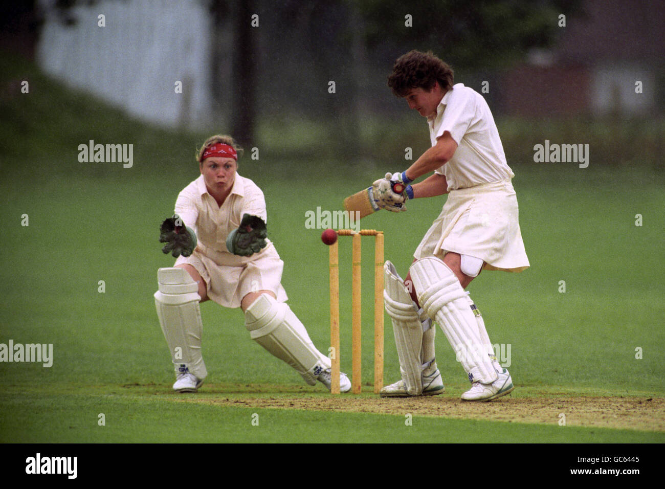 HELEN PLIMMER OF ENGLAND ON HER WAY TO 118 RUNS DURING THE WOMEN'S WORLD CUP CRICKET MATCH AGAINST IRELAND AT READING. IRELAND'S WICKET KEEPER SANDRA DAWSON WAITS FOR AN EDGE CATCH. Stock Photo