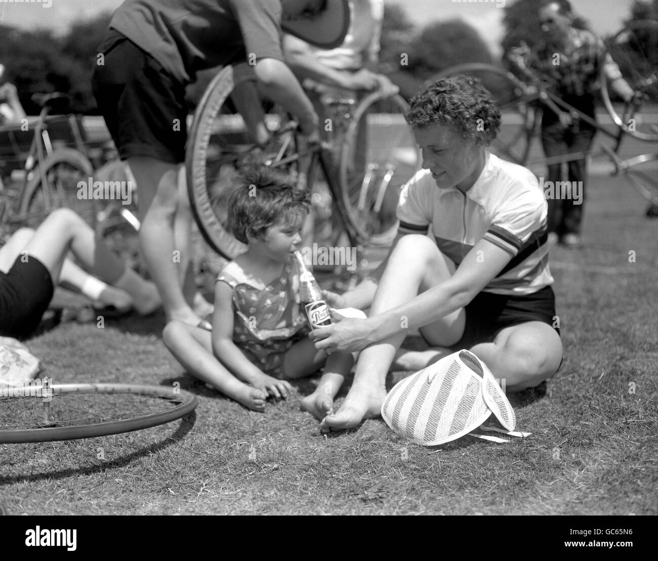 Cyclist Beryl Burton with her daughter Denise at the Corona