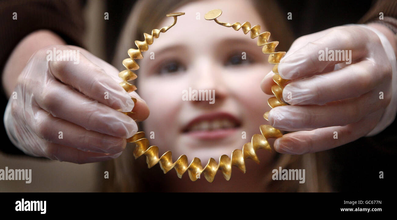 Neck ornaments hires stock photography and images Alamy