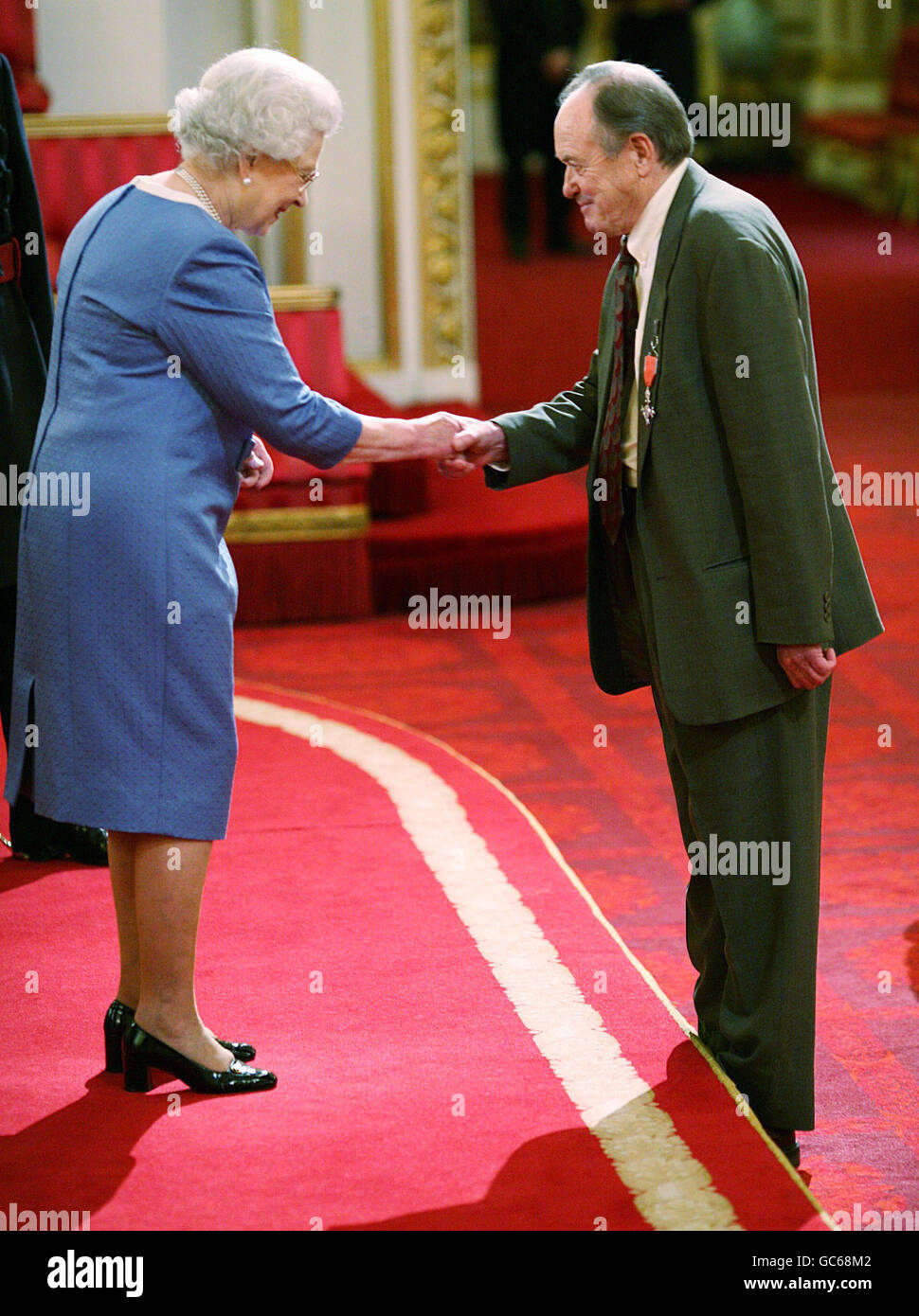 Actor James Bolam receives his MBE from The Queen at Buckingham Palace in London. Stock Photo