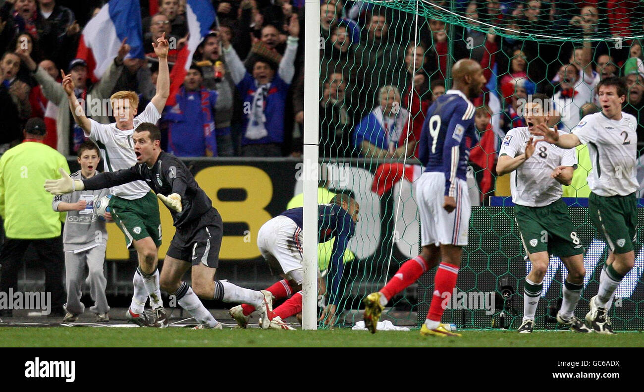 Republic of Ireland's Shay Given (left) appeals for handball after France's Thierry Henry (centre) set up Williams Gallas' winning goal during the FIFA World Cup Qualifying Play Off at the Stade de France, Paris, France. Stock Photo
