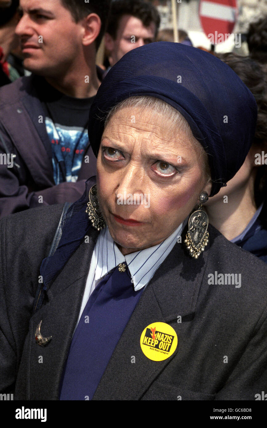 ACTRESS MIRIAM KARLIN JOINS PROTESTERS OUTSIDE THE LONDON HOME OF RIGHT-WING HISTORIAN DAVID IRVING. Stock Photo