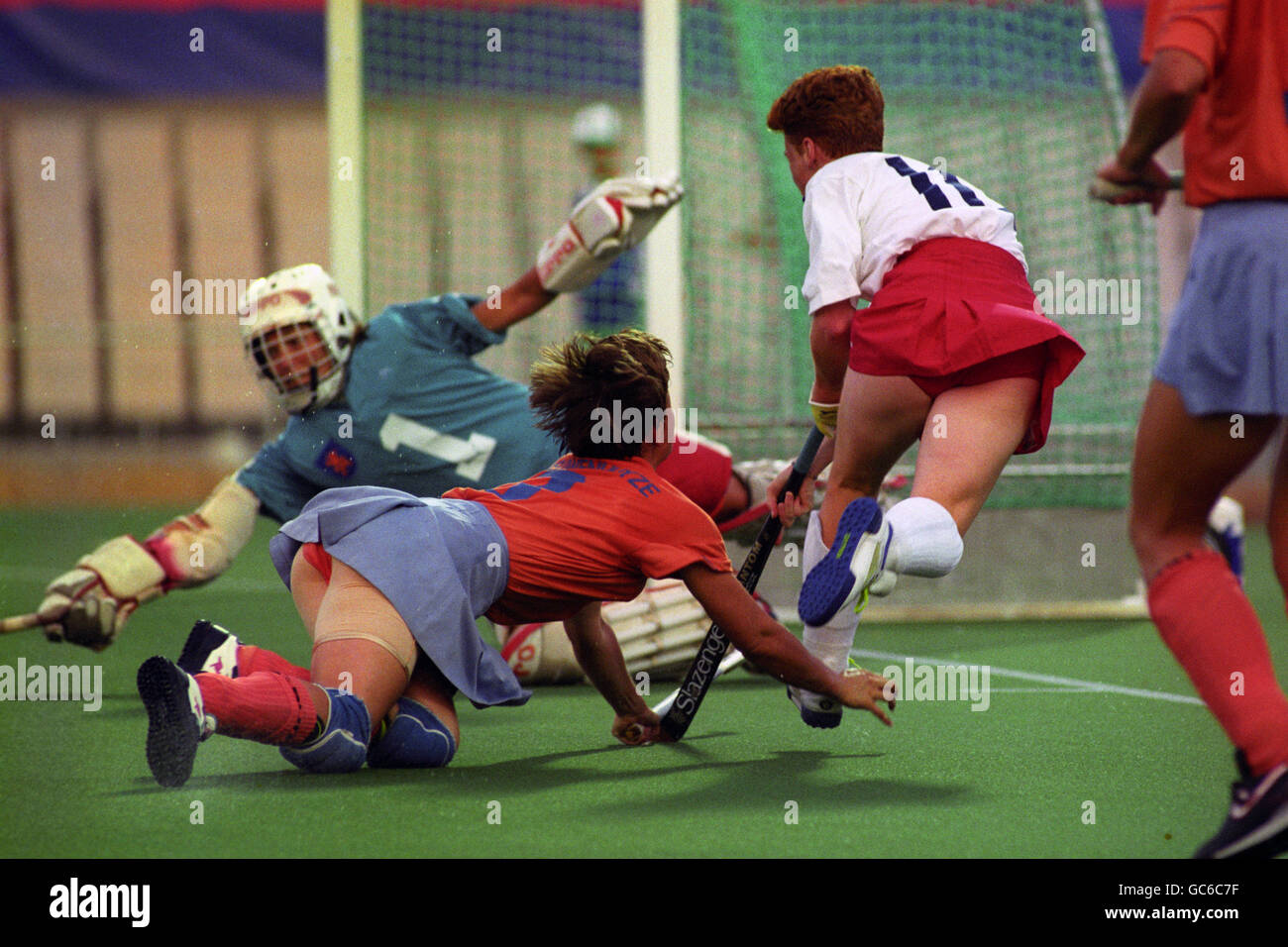 GREAT BRITAIN LADIES HOCKEY TEAM GET OFF THE MARK WITH A GOAL AGAINST WORLD CHAMPIONS HOLLAND IN THE FIRST ROUND MATCH OF THE BARCELONA OLYMPICS. JANE SIXSMITH (RIGHT) BEATS THE DUTCH DEFENCE TO LAY ON A GOAL FOR WENDY FRASER. GREAT BRITAIN LOST THE MATCH TWO GOALS TO ONE. Stock Photo