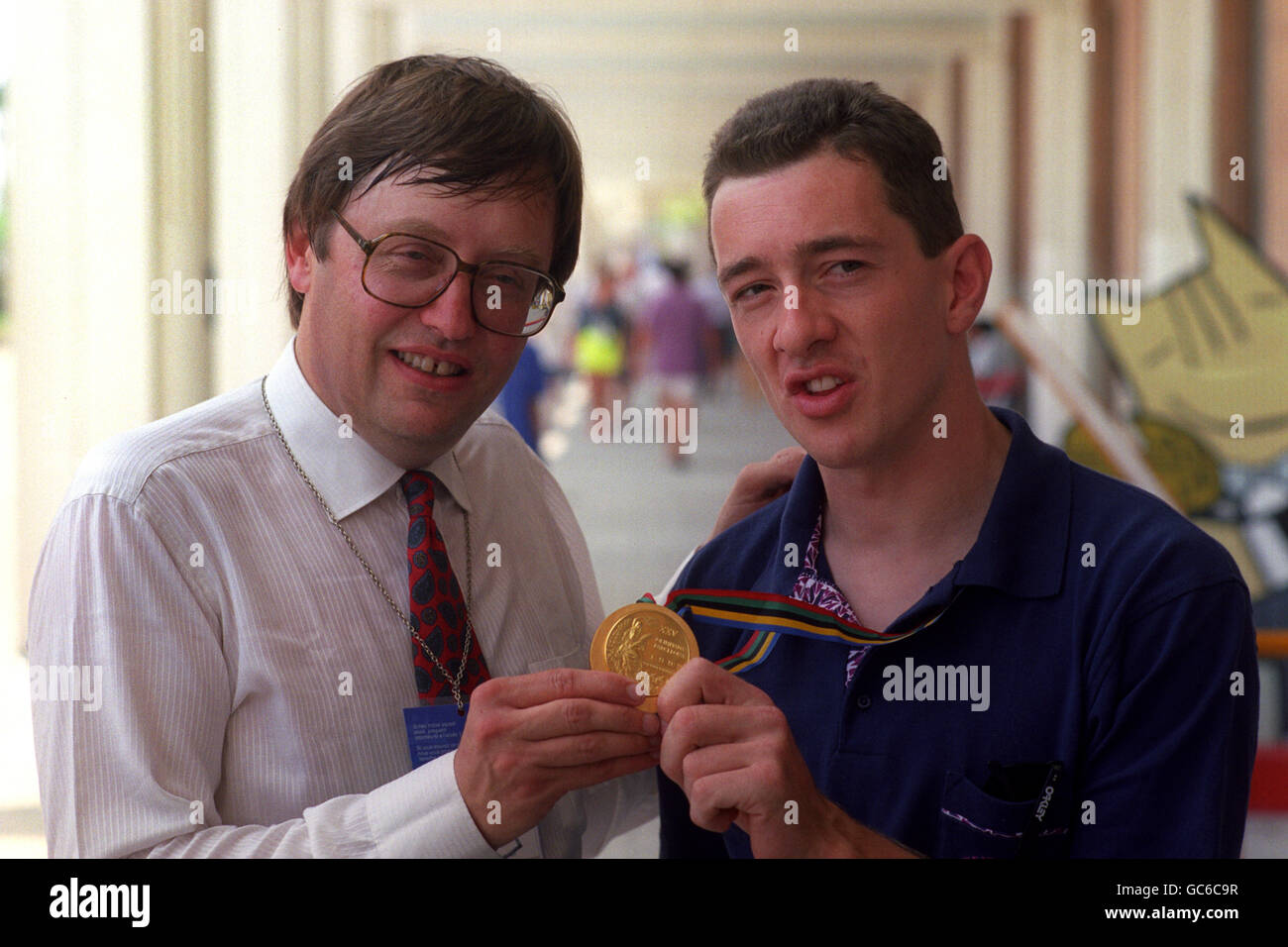 NATIONAL HERITAGE SECRETARY DAVID MELLOR (LEFT) MEETS BRITAINS CYCLING GOLD MEDAL WINNER CHRIS BOARDMAN, DURING A VISIT TO THE ATHLETICS VILLAGE IN BARCELONA. Stock Photo