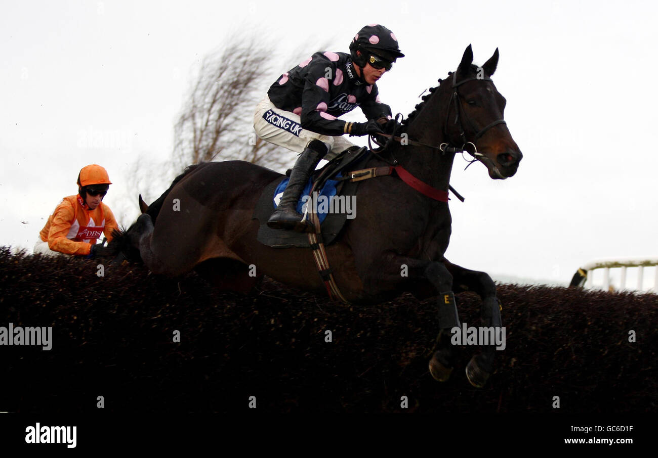 Racing ludlow riding rides jumping jumps fence hi-res stock photography ...