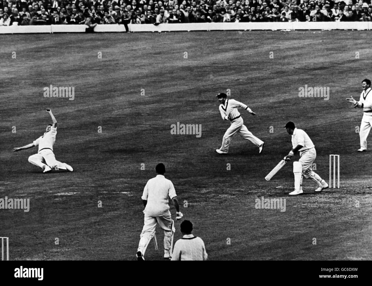 Cricket - Australia in British Isles 1956 (2nd Test) - England v Australia - second day - Lord's. R. Benaud makes a wonderful catch. Stock Photo