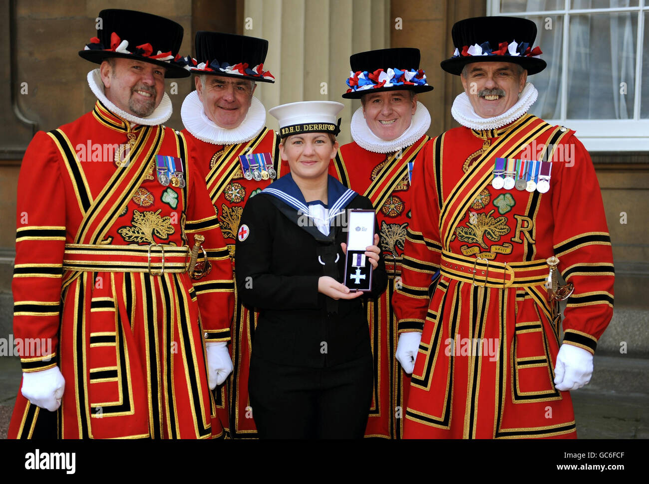 Kate Nesbitt poses with her Military Cross, and members of the Yeoman of  the Guard, following the investiture ceremony at Buckingham Palace, London  Stock Photo - Alamy