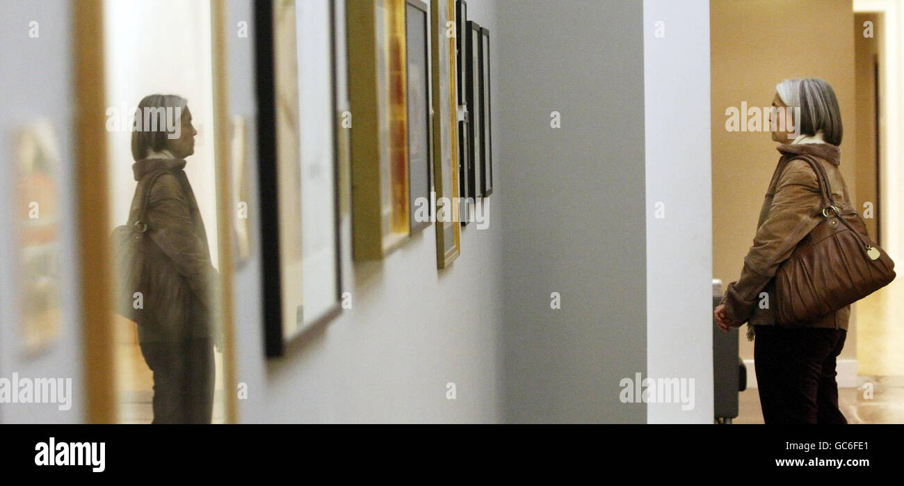 People in an art gallery hi-res stock photography and images - Alamy