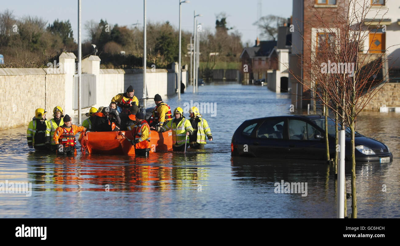 Members of the Civil Defence help residents of Waterways estate in Co. Kildare to evacuate there homes after heavy rains caused floods last night. Stock Photo