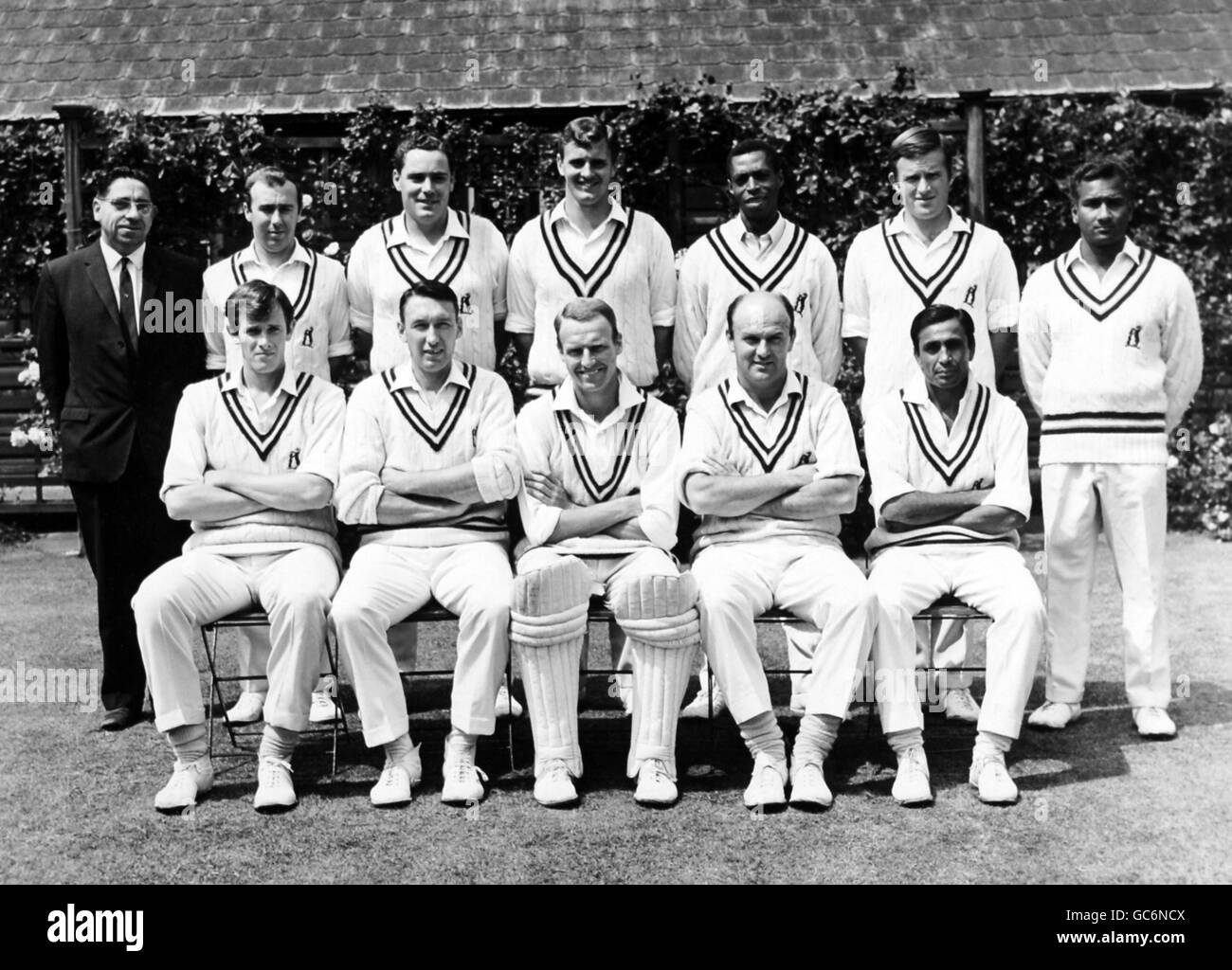 The Warwickshire Team Group: Back row, left to right- Phil Pike(scorer): R.N.Abberley. J.A.Jameson. W.Blenkiron: L.R.Gibbs: D.L.Amiss: R.B.Kanhai. front row, left to right- D.J. Brown: T.W. Cartwright. A.C.Smith(capt) W.J. Stewart: K.Ibadulla July 68 Stock Photo