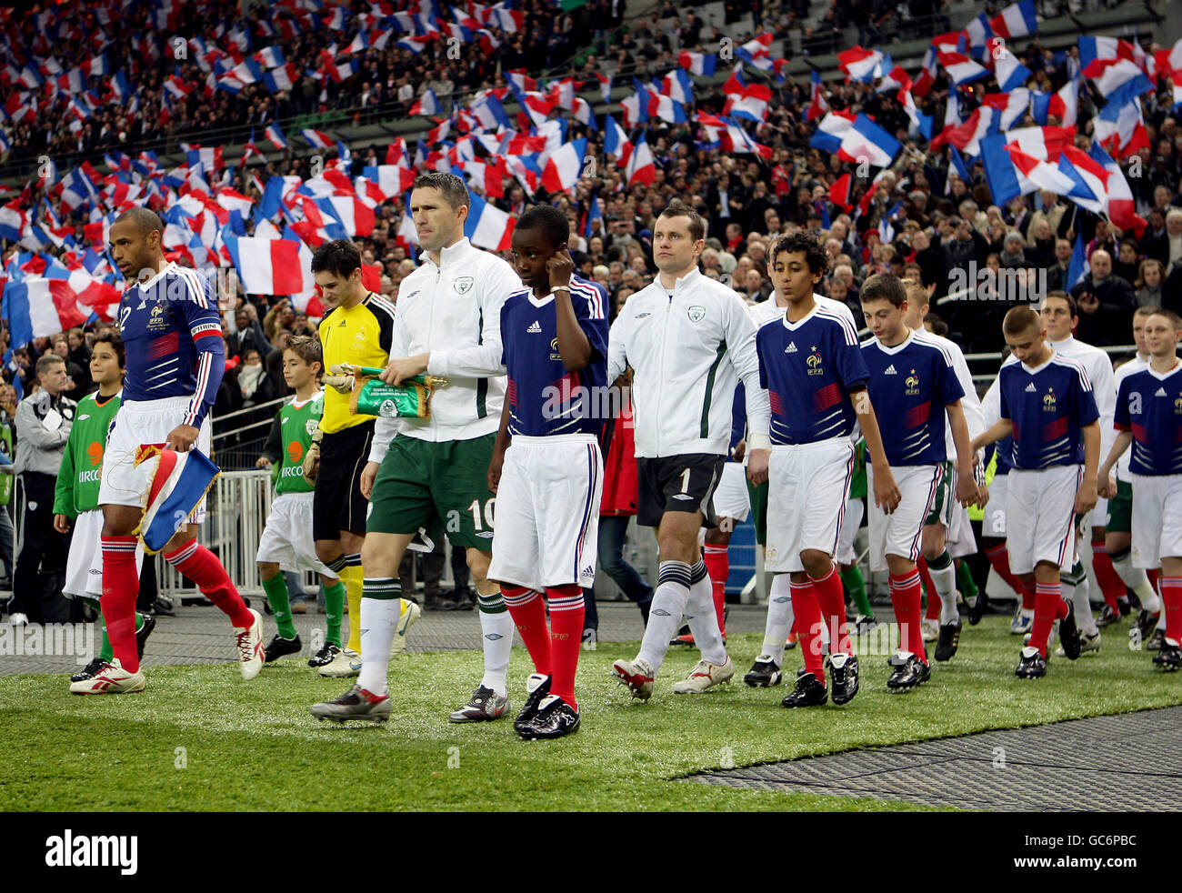 Soccer - FIFA World Cup 2010 - Play Offs - Second Leg - France v Republic of Ireland - Stade de France. France's Thierry Henry (left) and Republic of Ireland's Robbie Keane (centre) lead their teams out onto the pitch prior to kick off Stock Photo