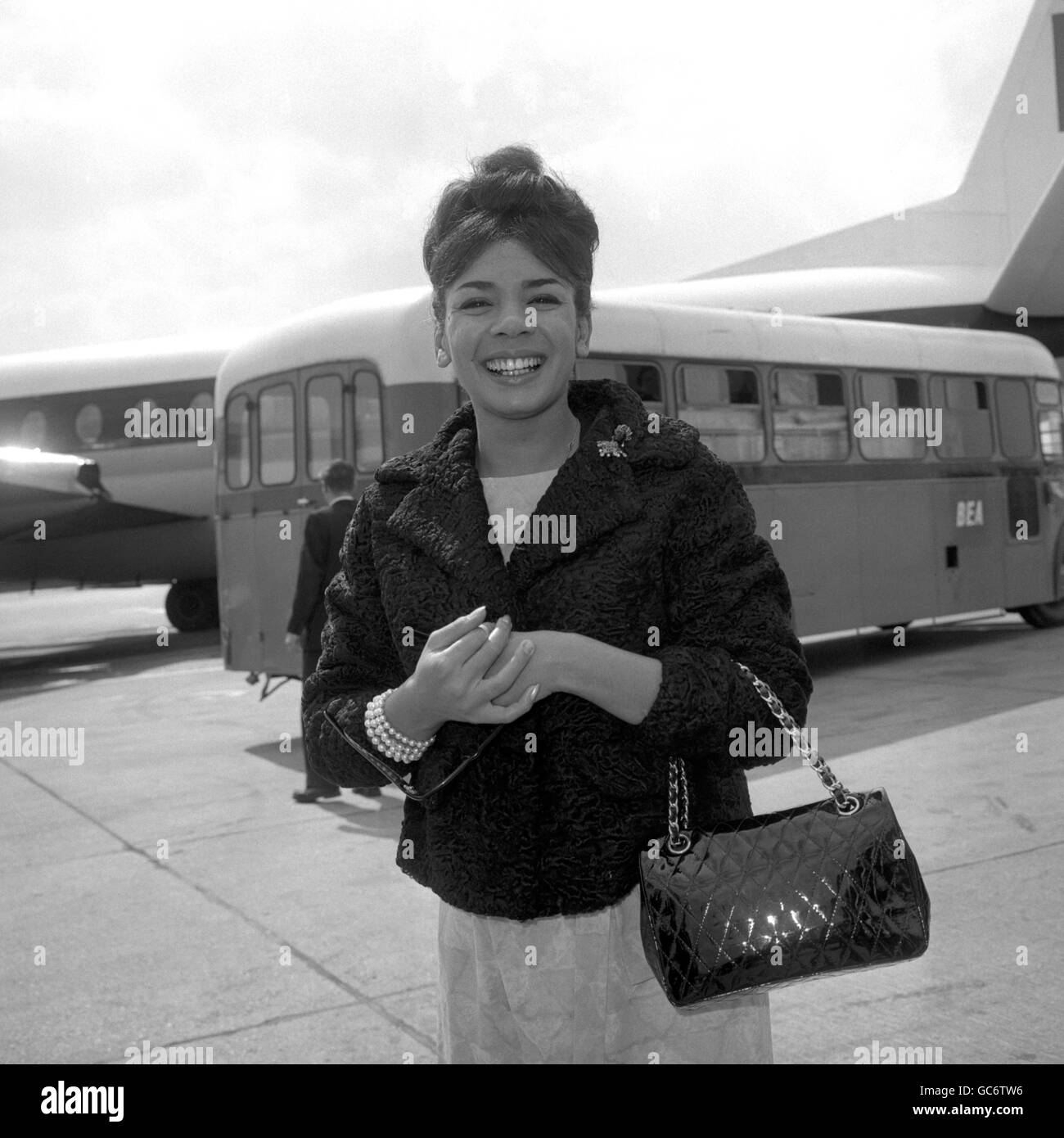 Shirley Heads for Sunny Spain - London - 1963. Welsh singing star, Shirley Bassey, leaves London Airport for Barcelona today. Stock Photo